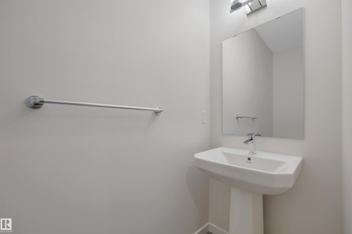 View of bathroom - 5742 Hawthorn Common, Edmonton, AB - Indoor Photo Showing Bathroom