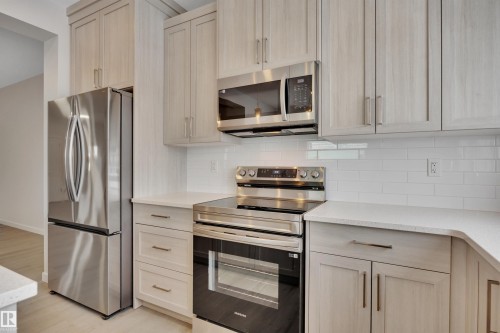 5742 Hawthorn Common, Edmonton, AB - Indoor Photo Showing Kitchen With Stainless Steel Kitchen With Upgraded Kitchen