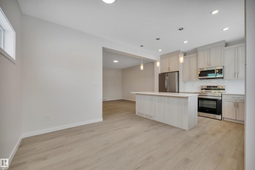 5742 Hawthorn Common, Edmonton, AB - Indoor Photo Showing Kitchen With Stainless Steel Kitchen