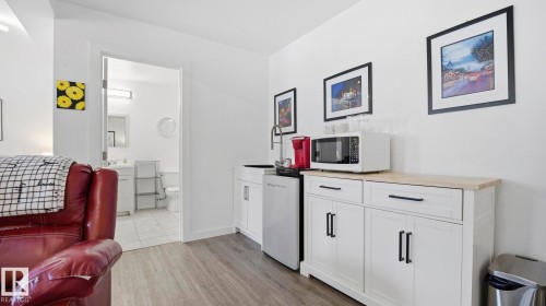 Sitting room with light wood finished floors - 9831 83 Avenue, Edmonton, AB - Indoor