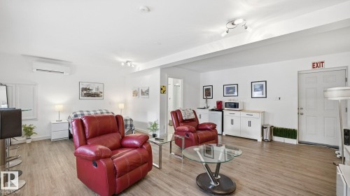 9831 83 Avenue, Edmonton, AB - Indoor Photo Showing Living Room