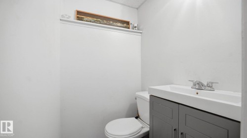 9831 83 Avenue, Edmonton, AB - Indoor Photo Showing Bathroom