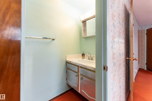 16728 98 Avenue, Edmonton, AB - Indoor Photo Showing Bathroom