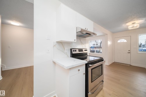 1576 Mill Woods Road E, Edmonton, AB - Indoor Photo Showing Kitchen