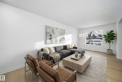 1576 Mill Woods Road E, Edmonton, AB - Indoor Photo Showing Living Room