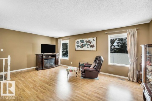 8146 27 Avenue, Edmonton, AB - Indoor Photo Showing Living Room
