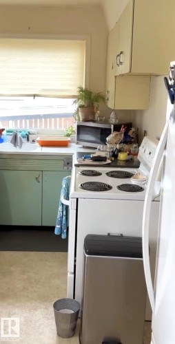 7524 95 Avenue, Edmonton, AB - Indoor Photo Showing Kitchen