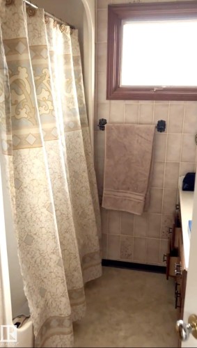 7524 95 Avenue, Edmonton, AB - Indoor Photo Showing Bathroom