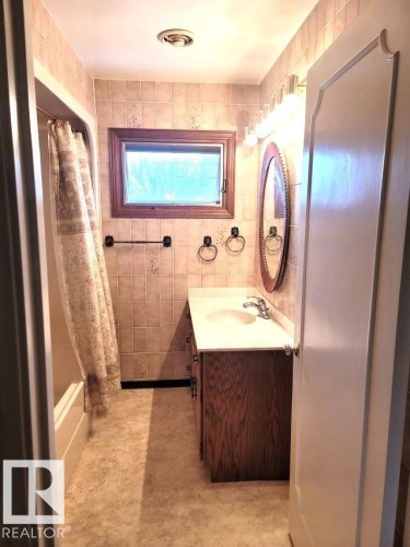 7524 95 Avenue, Edmonton, AB - Indoor Photo Showing Bathroom