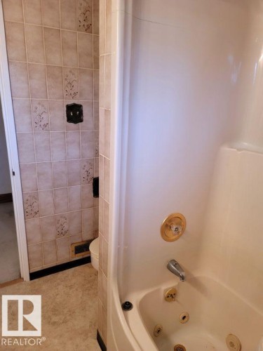 7524 95 Avenue, Edmonton, AB - Indoor Photo Showing Bathroom