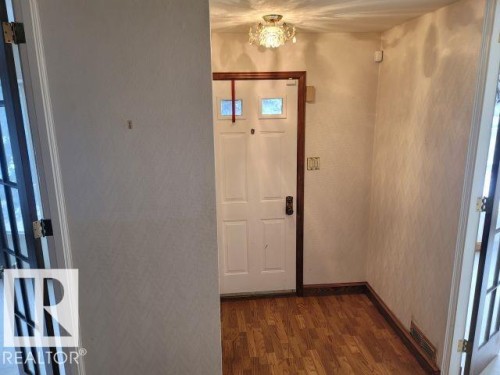 7524 95 Avenue, Edmonton, AB - Indoor Photo Showing Other Room