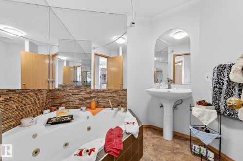 15411 67A, Edmonton, AB - Indoor Photo Showing Bathroom