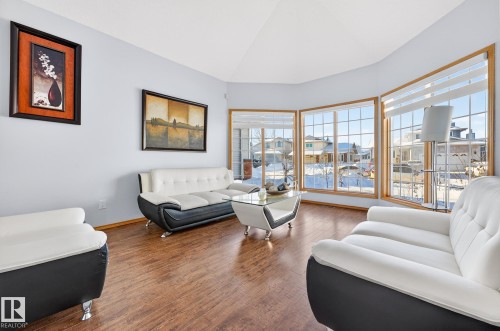 15411 67A, Edmonton, AB - Indoor Photo Showing Living Room
