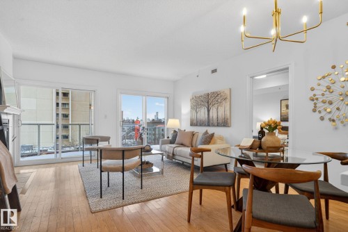 504 11111 82 Avenue Avenue, Edmonton, AB - Indoor Photo Showing Living Room