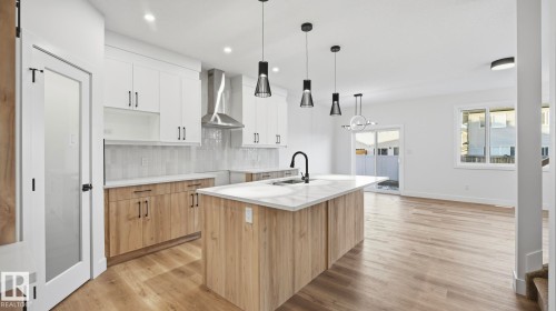 108 Spring Link, Spruce Grove, AB - Indoor Photo Showing Kitchen With Upgraded Kitchen