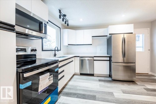 17808 76 Avenue, Edmonton, AB - Indoor Photo Showing Kitchen