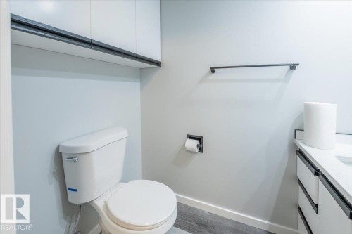 17808 76 Avenue, Edmonton, AB - Indoor Photo Showing Bathroom