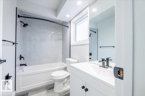 17808 76 Avenue, Edmonton, AB - Indoor Photo Showing Bathroom