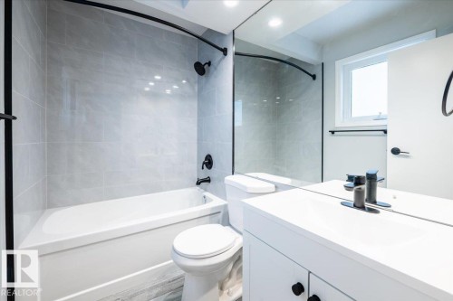 17808 76 Avenue, Edmonton, AB - Indoor Photo Showing Bathroom