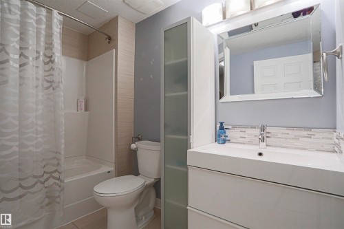 8804 100 Street, Edmonton, AB - Indoor Photo Showing Bathroom