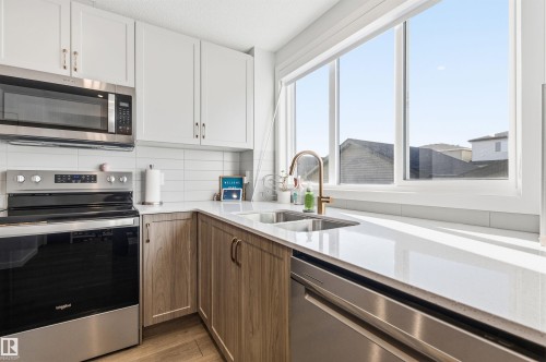 656 35 Street, Edmonton, AB - Indoor Photo Showing Kitchen With Double Sink With Upgraded Kitchen
