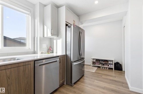 656 35 Street, Edmonton, AB - Indoor Photo Showing Kitchen