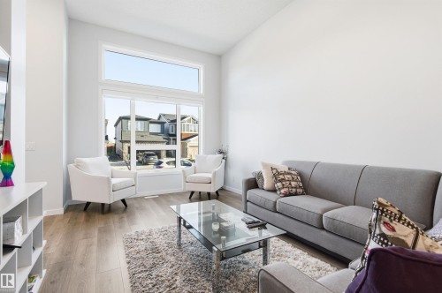 656 35 Street, Edmonton, AB - Indoor Photo Showing Living Room