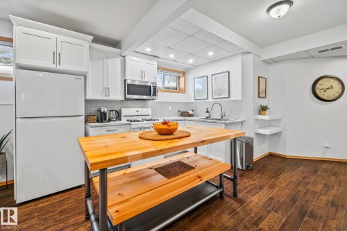 2 Discovery Avenue, Rural Sturgeon County, AB - Indoor Photo Showing Kitchen