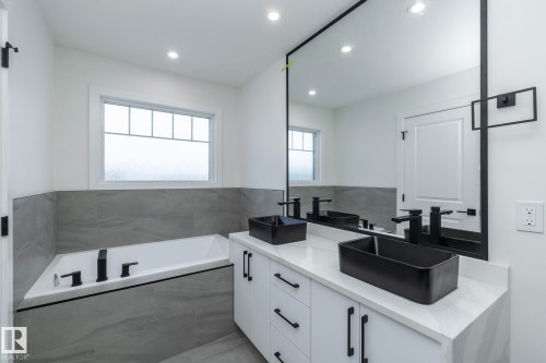 9805 106 Avenue, Morinville, AB - Indoor Photo Showing Bathroom