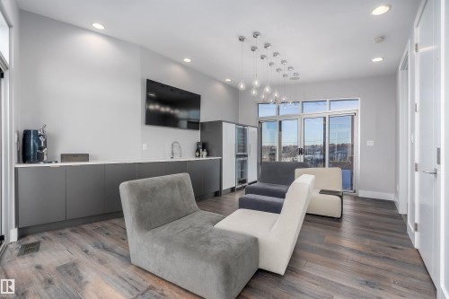 9509 99B Street, Edmonton, AB - Indoor Photo Showing Living Room