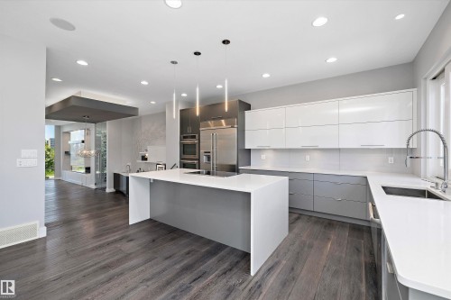 9509 99B Street, Edmonton, AB - Indoor Photo Showing Kitchen With Upgraded Kitchen