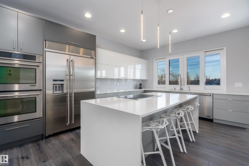 9509 99B Street, Edmonton, AB - Indoor Photo Showing Kitchen With Upgraded Kitchen