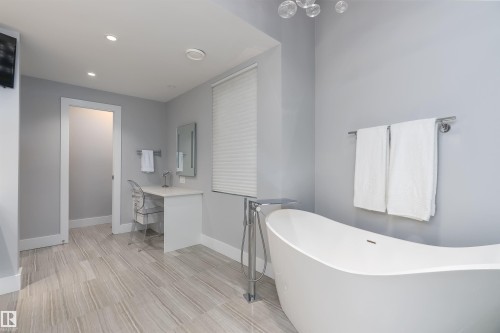 9509 99B Street, Edmonton, AB - Indoor Photo Showing Bathroom