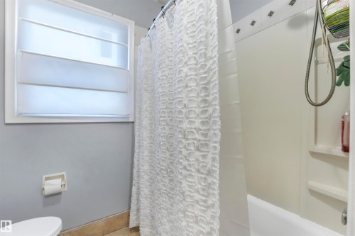 13335 106 Street, Edmonton, AB - Indoor Photo Showing Bathroom