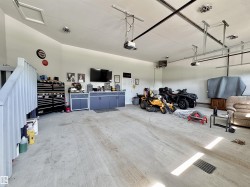 Garage featuring a heating unit - 