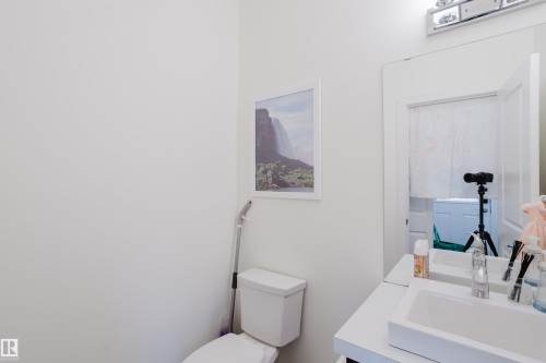 2124 Glenridding Way, Edmonton, AB - Indoor Photo Showing Bathroom