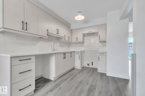 1281 Hooke Road, Edmonton, AB - Indoor Photo Showing Kitchen