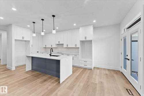 325 Meadowview Drive, Fort Saskatchewan, AB - Indoor Photo Showing Kitchen