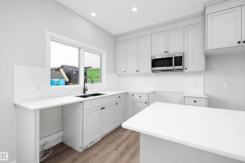 5723 Hawthorn Common, Edmonton, AB - Indoor Photo Showing Kitchen With Double Sink