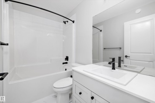 5723 Hawthorn Common, Edmonton, AB - Indoor Photo Showing Bathroom