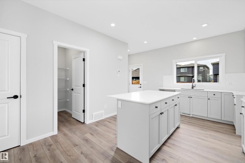 5723 Hawthorn Common, Edmonton, AB - Indoor Photo Showing Kitchen