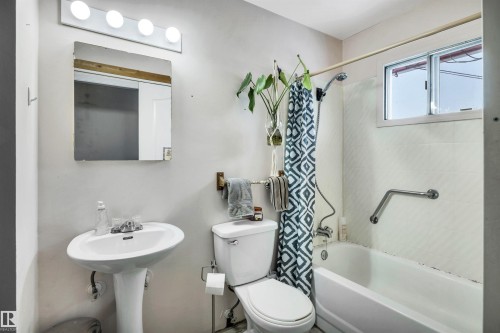 12237 47 Street, Edmonton, AB - Indoor Photo Showing Bathroom