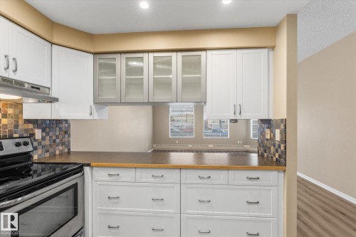 114 2011 137 Avenue, Edmonton, AB - Indoor Photo Showing Kitchen