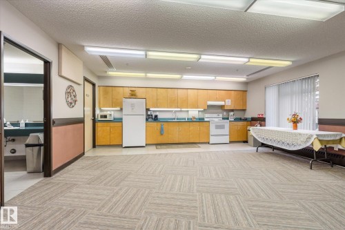 114 2011 137 Avenue, Edmonton, AB - Indoor Photo Showing Kitchen