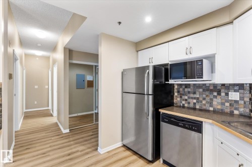 114 2011 137 Avenue, Edmonton, AB - Indoor Photo Showing Kitchen With Stainless Steel Kitchen
