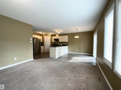 33 9350 211 Street, Edmonton, AB - Indoor Photo Showing Kitchen