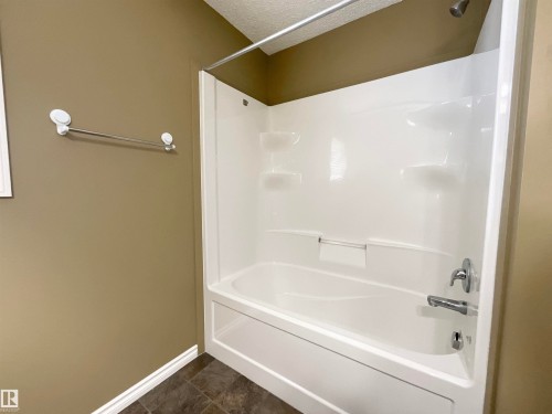 33 9350 211 Street, Edmonton, AB - Indoor Photo Showing Bathroom