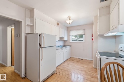 13924 135 Avenue, Edmonton, AB - Indoor Photo Showing Kitchen