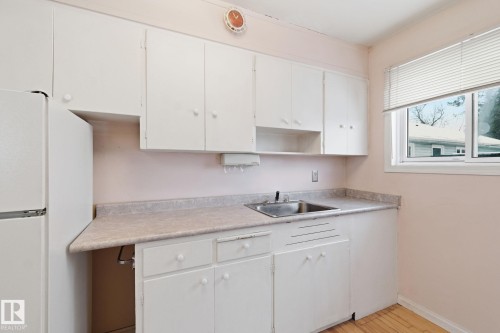 13924 135 Avenue, Edmonton, AB - Indoor Photo Showing Kitchen