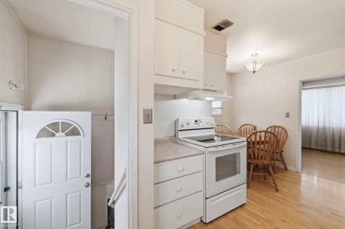 13924 135 Avenue, Edmonton, AB - Indoor Photo Showing Kitchen